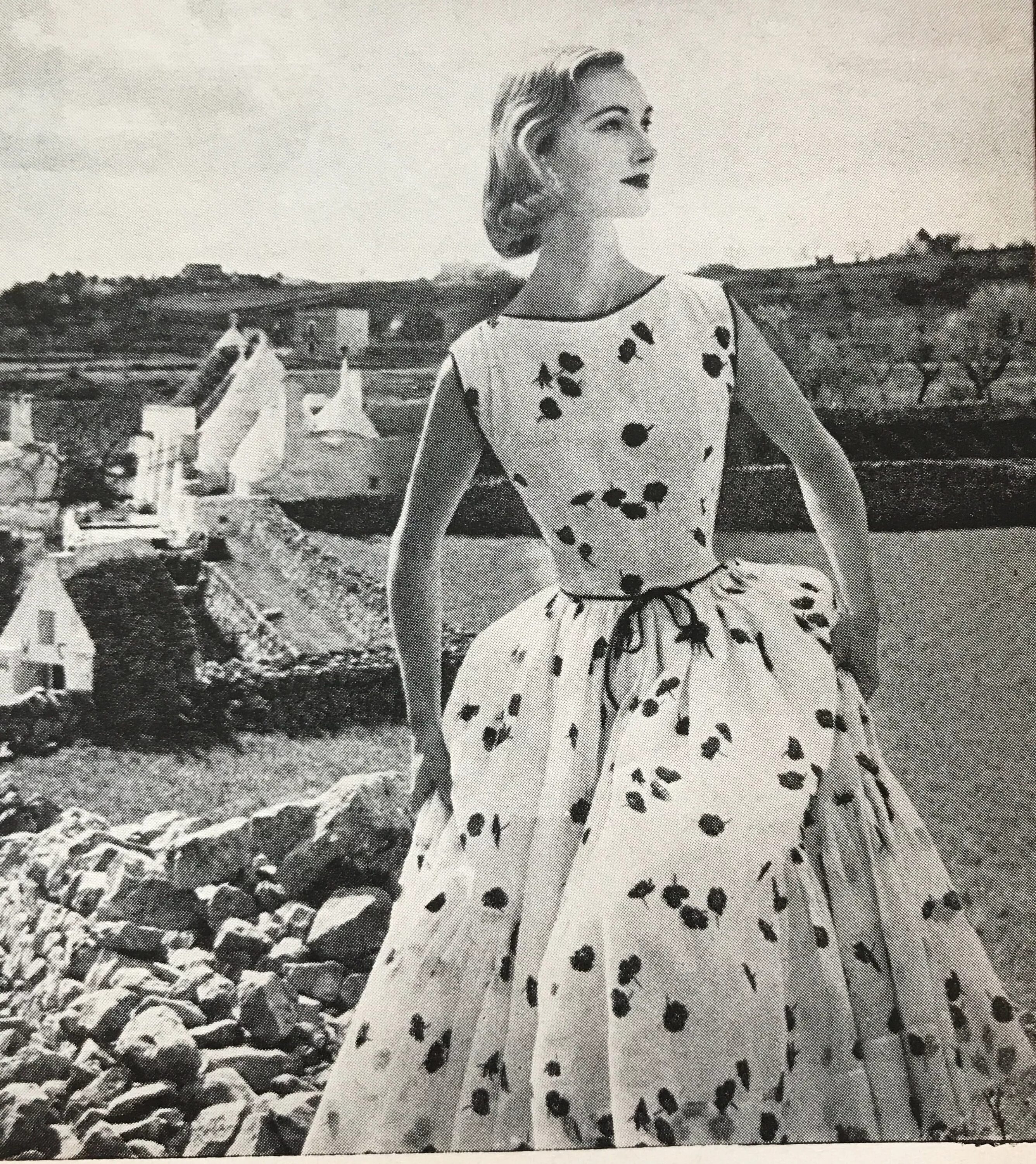 Платье 40 годов для девочки. Наряды 50-х годов. Платье в стиле 40-х годов. Платья 50-х годов. Платья 1950-х годов.