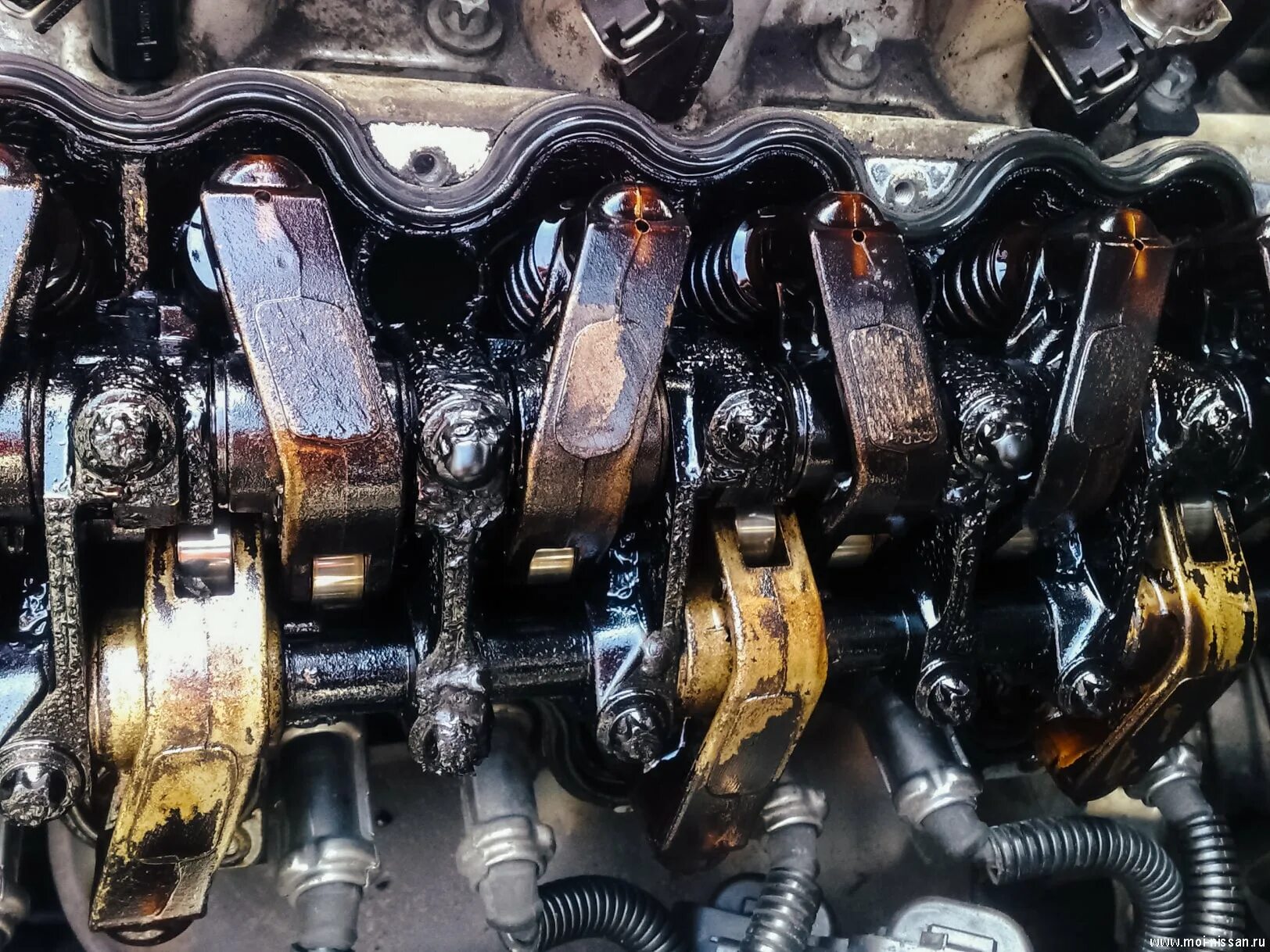 мотор после масла кастрол. отложения в двигателе. двигатель после моторного масла кастрол. отложения в двигателе. двигатель без масла.