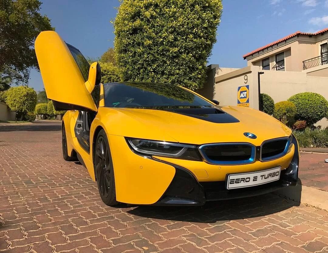 Желтый в реальной жизни. БМВ i8 желтая. BMW i8 Turbo. BMW i8 Золотая. BMW i8 Cabrio.