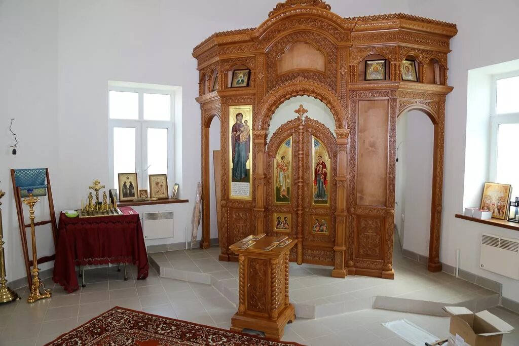 Храм архангела михаила в пущино интерьер. Завод в софрино церковный. Баптистерий купель для крещения в константинополе. Храм михаила архангела ярославль внутри. Помещение для утвари в храме.