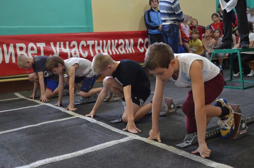 Братьев приняли в спортивную школу. Детские спортивные соревнования. Легкая атлетика начальная школа. Легкая атлетика урок в школе. Легкая атлетика в нач школе.