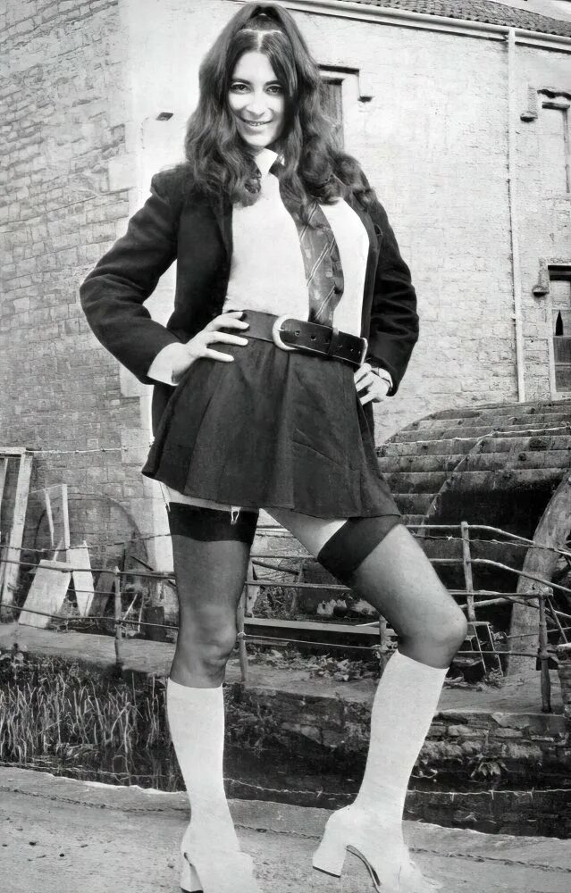 Женщина в винтажных чулках. Mini skirt 60s. Чулки на резинке СССР. Очень красивые чулочки на резинках 20 век.
