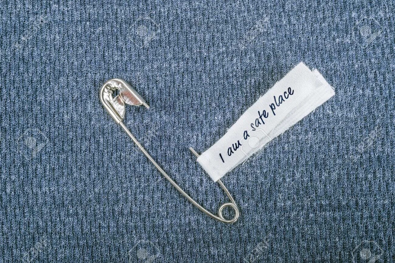 Брошь на лацкан. Булавка в кармане. Булавка в кармане. Булавка на одежде. Булавка в кармане.