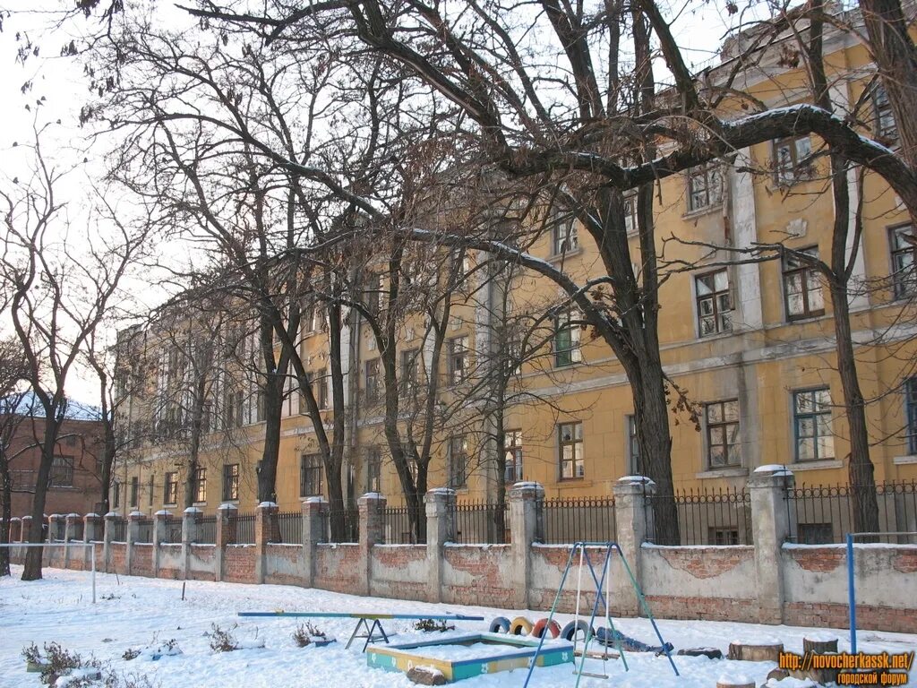 Сайт колледж новочеркасск. Новочеркасский геологоразведочный колледж. Геологоразведочный техникум Новочеркасск. Геологоразведочный колледж Новочеркасск улица. Общежитие геологоразведочного колледжа Новочеркасск.