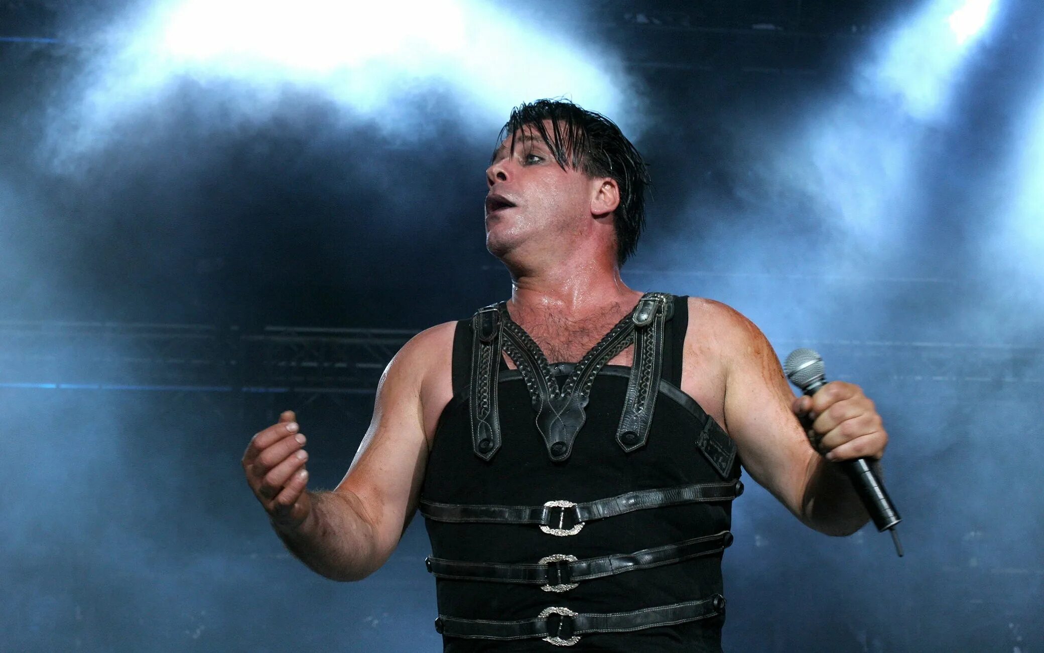 Lindemann sport перевод. Тилль Линдеманн 2005. Rammstein Тилль 1996. Тилль Линдеманн 1996. Тилль Линдеманн 1994.