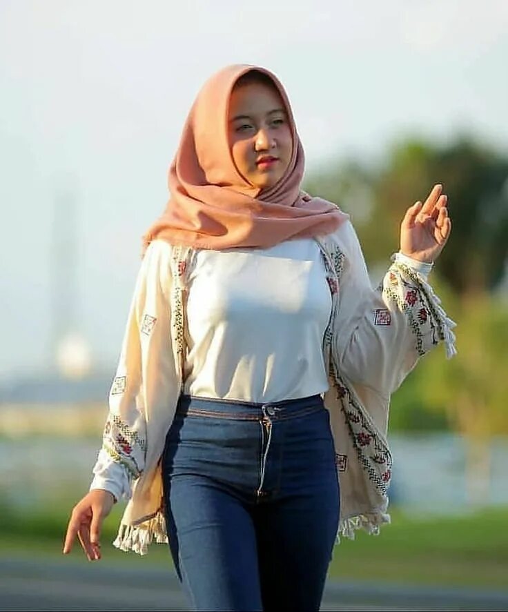 Sotwe hijaber. Индонезия хиджаб грудь. Jilboob 2020. Jilboobs 2020. Хип хоп хиджаб.