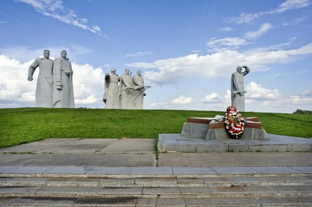 сычево памятники панфиловцам. мемориалы волоколамска. памятник 28 панфиловцам в подмосковье. мемориалы волоколамска. памятник героям панфиловцам в саратове.