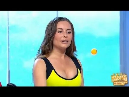 Porno ona oshxonada engashdi va uning ogli qarshilik qila olmadi