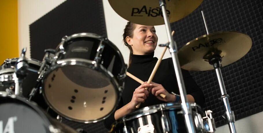 Игра на барабанах. Барабаны как научиться. Уроки игры на барабанах для начинающих. Барабанная установка обучение. Парень на барабанах.