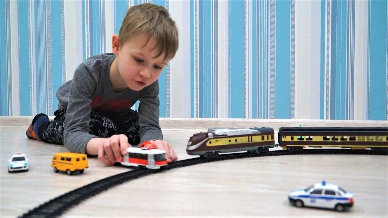 Мальчик железная дорога. Железная дорога для детей. Мальчик с железной дорогой. Игрушки для мальчиков железная дорога. Мальчик на железной дороге.