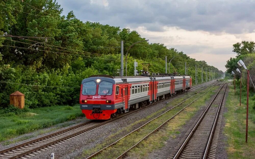 Электрички таганрог ростов новое. Электричка Ростов Таганрог. Пригородные поезда Таганрог. Эд9м 100.