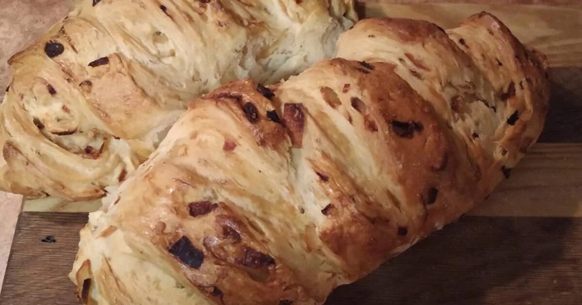 луковица с хлебом. луковый хлеб. хлеб с луком в хлебопечке. хлеб с луком. луковица с хлебом.