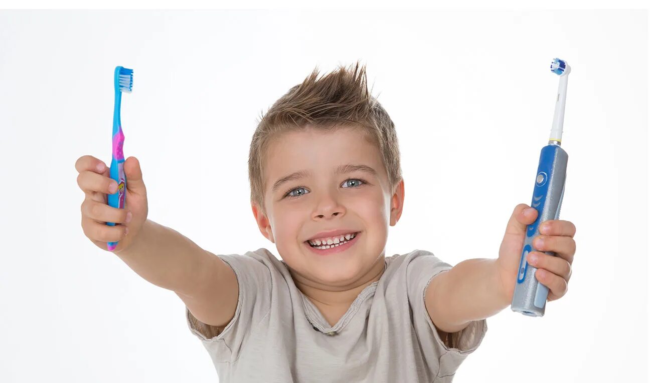 Зубная щетка на оранжевом фоне. Красивые зубные щетки. Дарить зубную щетку. Брошюра зубные щетки. Зубная щетка пластиковая и деревянная.