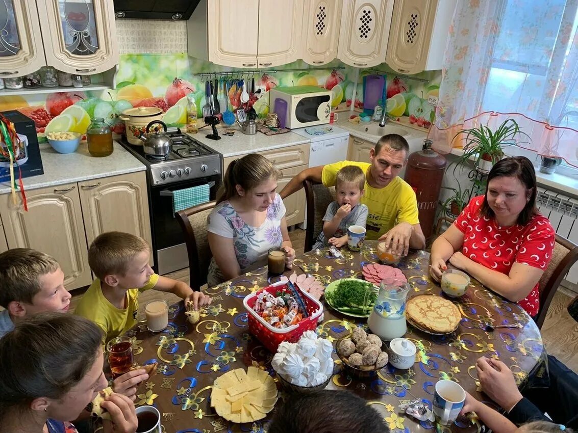 Игротека моя семья живет в россии. Многодетная семья. Дети из многодетных семей. Семейные мероприятия. Многодетная семья в квартире.