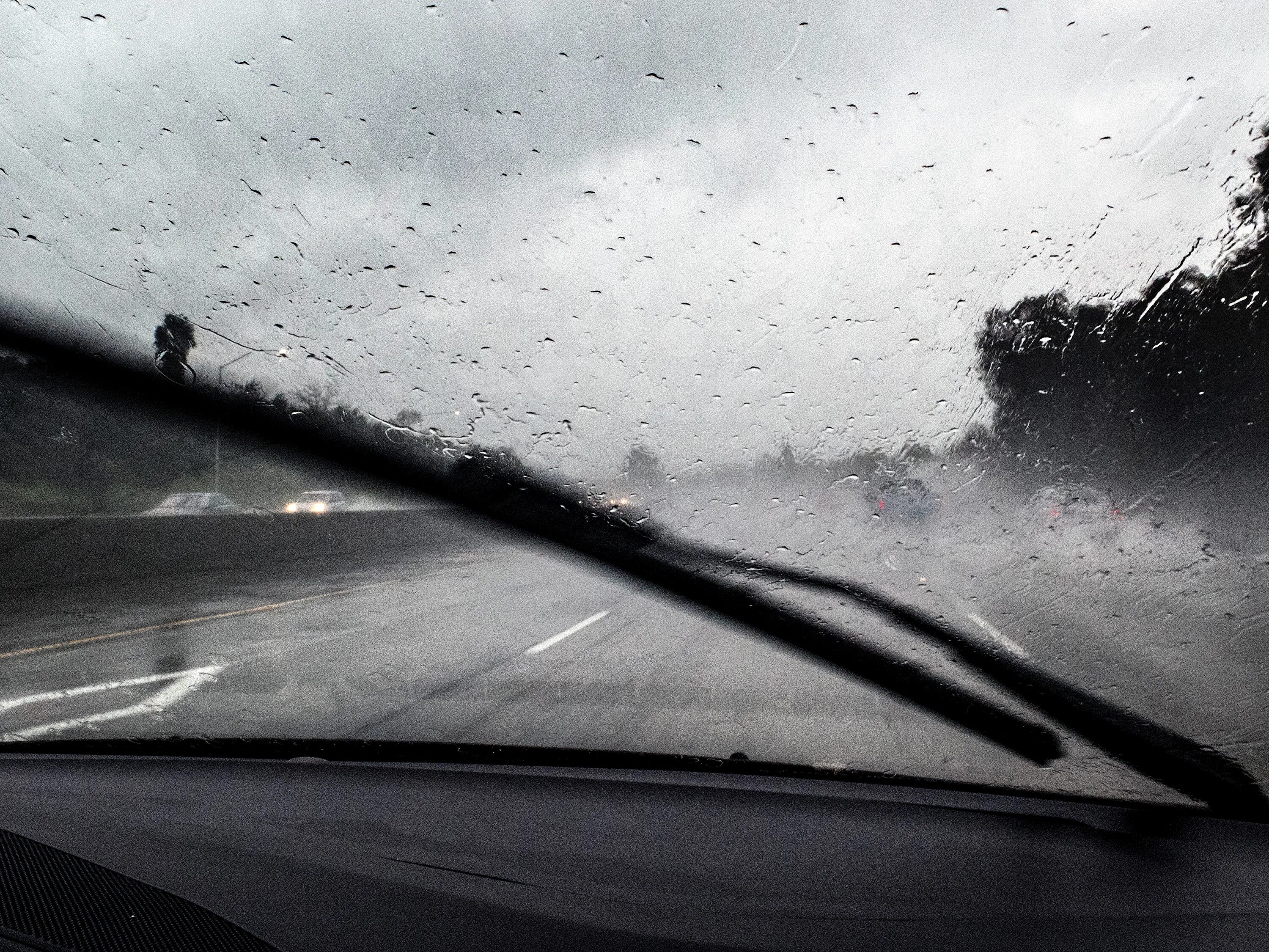 Лобовое стекло в каплях дождя. Дождик на стекле машины. Вид из окна машины дождь. Вид с окна машины в дождь.