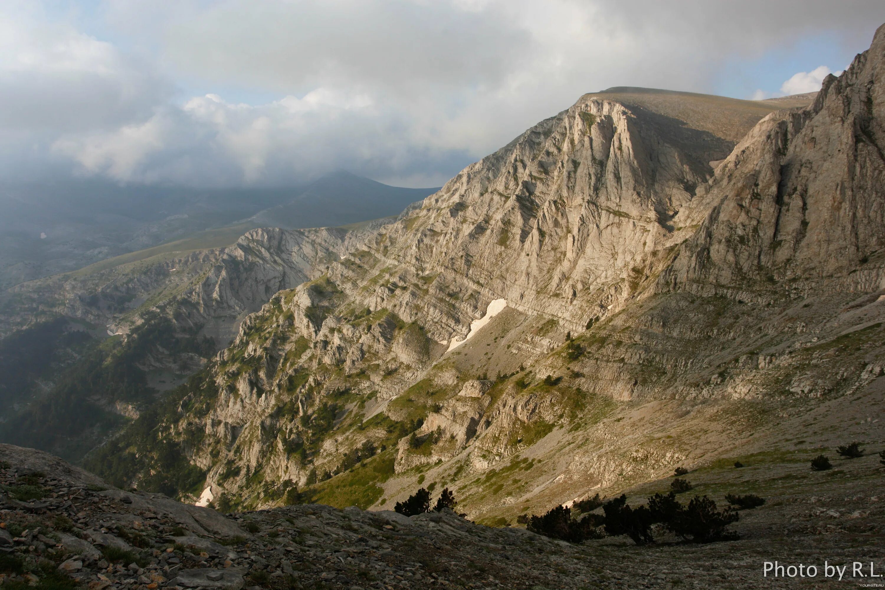 Mountain ancient mountain. Гора Олимп в Греции. Горный массив Олимп в Греции. Гора Олимп в Фессалии Греция. Достопримечательности Греции гора Олимп.