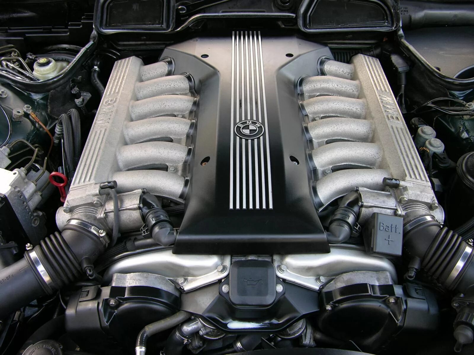 Новые двигатели бмв. Мотор м73 BMW 5.4. BMW e38 750i v12. BMW 7 v12. Двигатель БМВ 6.6 v12.