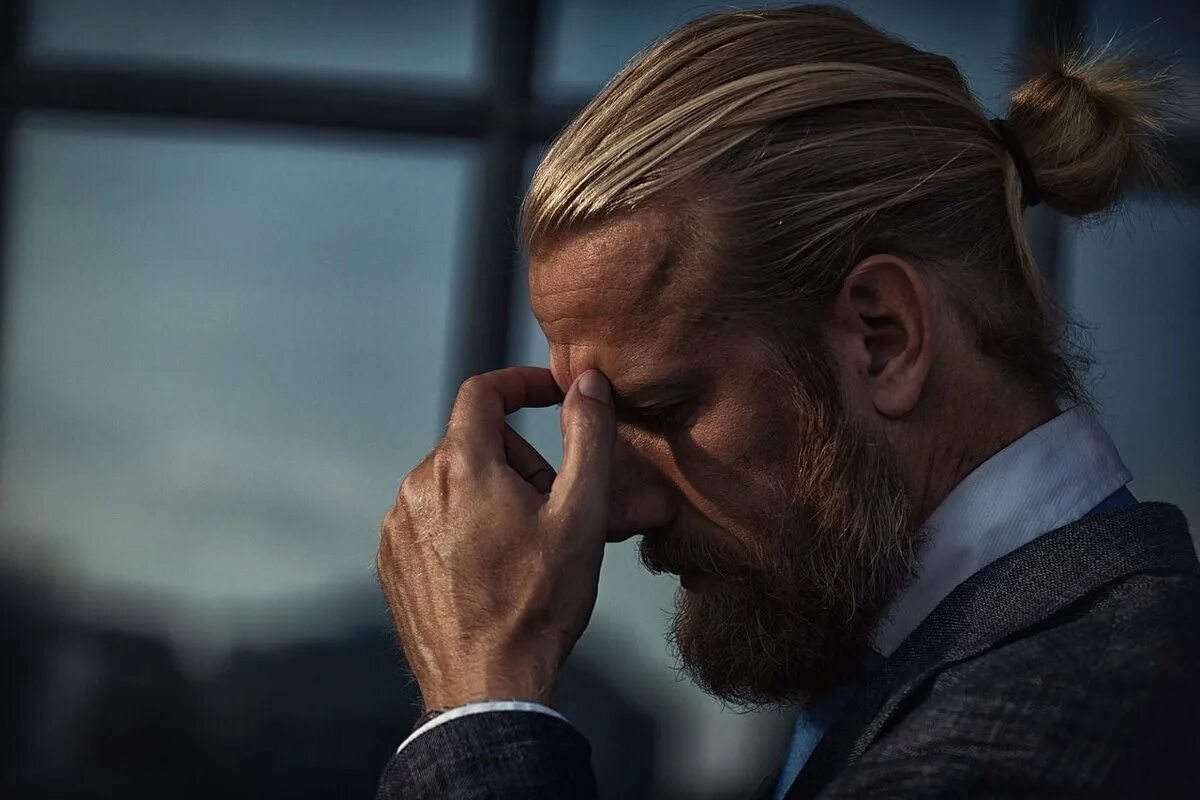 Bun hunting chapter. Брэд питт топ кнот. андеркат man bun. ди каприо с хвостиком. леонардо ди каприо с пучком.