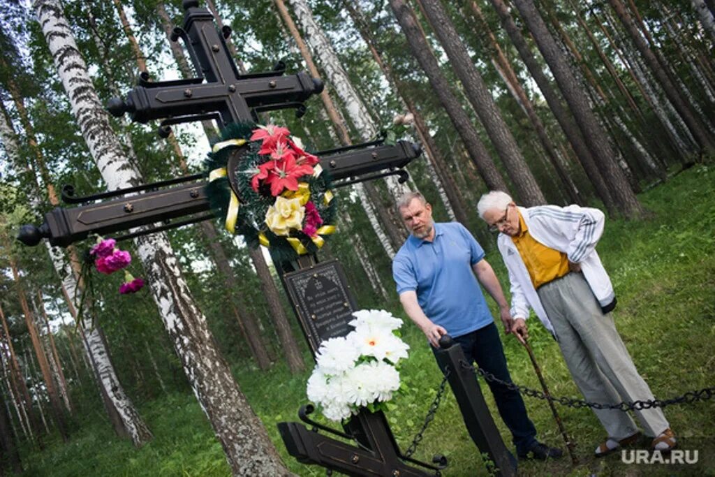 Николая рыжкова похоронили. Место захоронения останков царской семьи Николая 2. Мемориал Романовых в Поросенковом Логу. Захоронения Николая 2 в Екатеринбурге. Могила Николая 2.