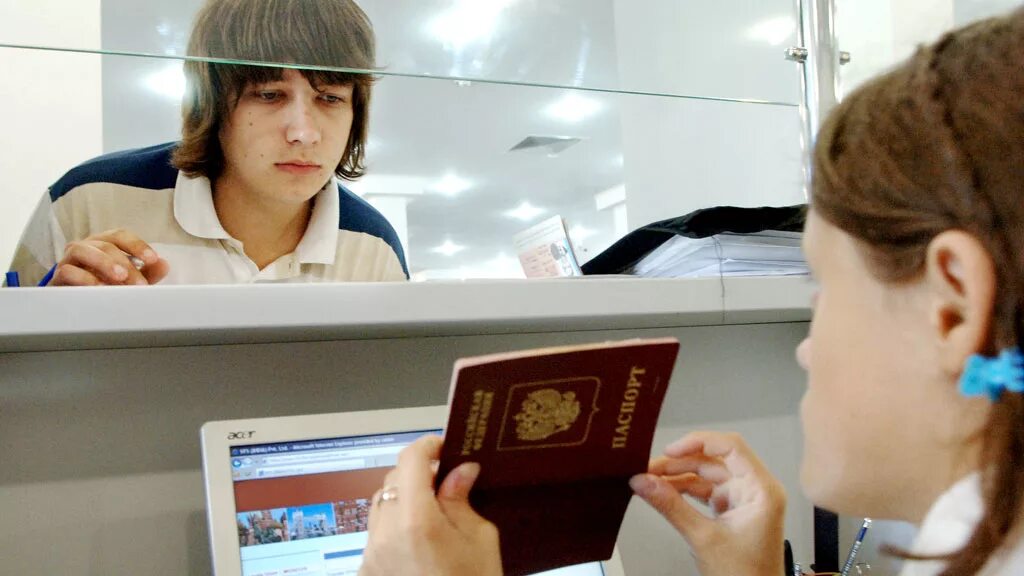 Паспортный контроль Россия. Паспортно-визовый контроль в аэропорту. Люди на паспортном контроле. Паспортный контроль на границе.