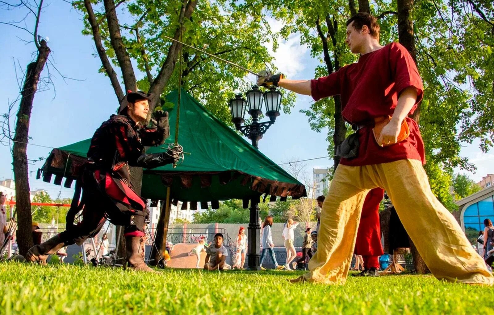 Шатры на красной площади в москве. Историческое фехтование. День рождения музеона концерт. Фестиваль времена и эпохи. Сцена на красной площади.