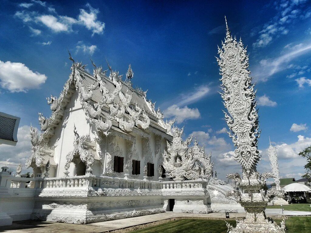 белый храм чианг рай. белый храм в городе чианграй, таиланд. белый храм чианг рай тайланд. белый храм 2. ват ронг кхун.