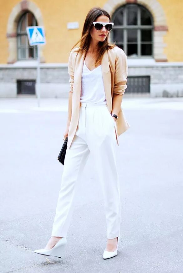 Белые джинсы каблуки. Белые брюки с туникой. Белые туфли белые брюки. Джинсы с лодочками. Образы с классическими лодочками.