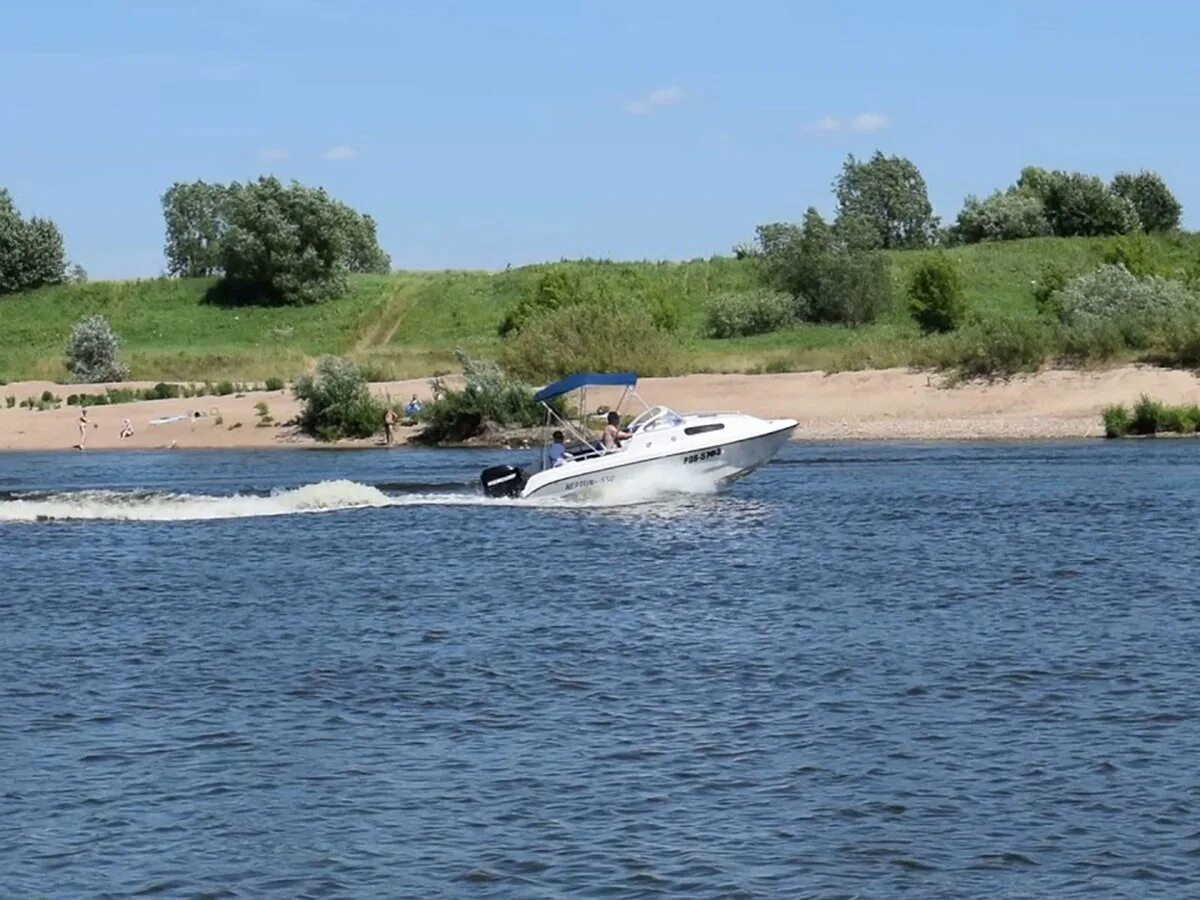 Уровень воды в реке ока в павлове. Ока широкая Таруса. Катер на Оке. Катер на водохранилище. Катер Волга.