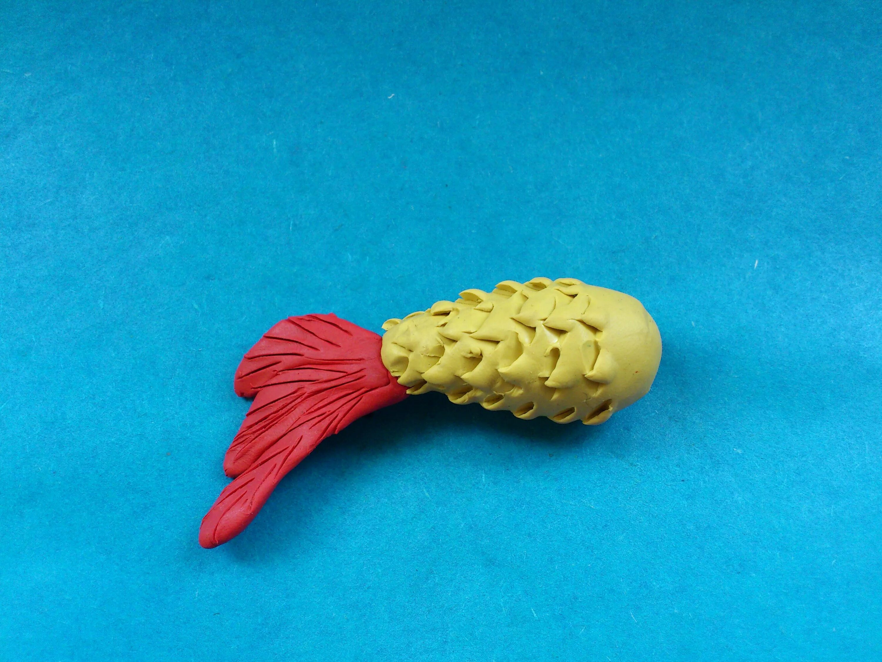 Лепка из пластилина рыбку. Лепка рыбка. Рыбка из пластилина. Лепка Золотая рыбка. Лепка из пластилина рыбка.