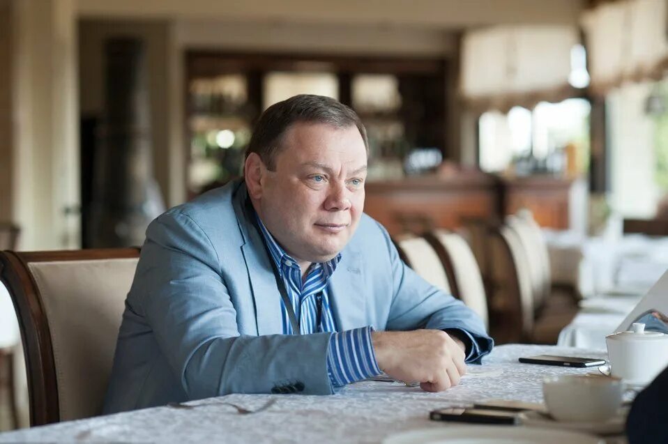 фридман вадим евгеньевич. президент альфа банка фридман. михаил маратович фридман. бизнесмен за столом. бизнесмен альфа.