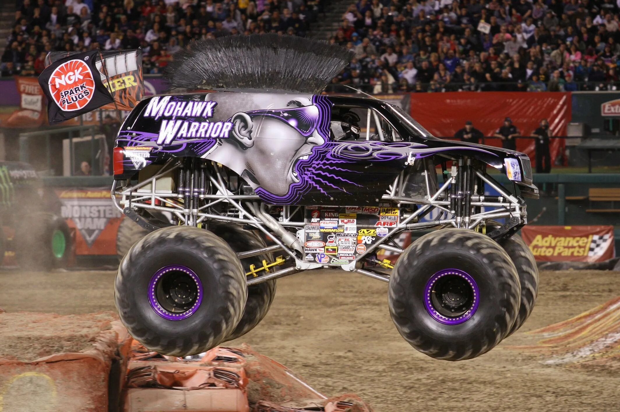 Включи монстры гоночную. Монстротраки монстр джем. Monster Jam бигфуты. Монстер трак шоу. Grave Digger монстр трак.