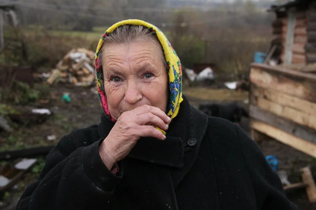 Бабушка село. Деревенская бабушка. Старушка в деревне. Бабушка из деревни. Старуха в деревне.