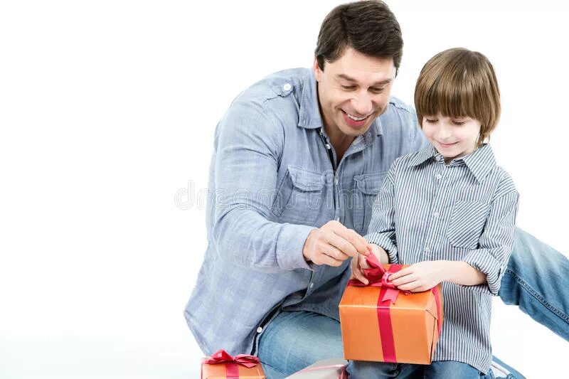 Папа дарит книгу. Счастливый папа с подарком. Включи папа подарил. Отец дарит подарок ребенку. Подарок папе и дочке.