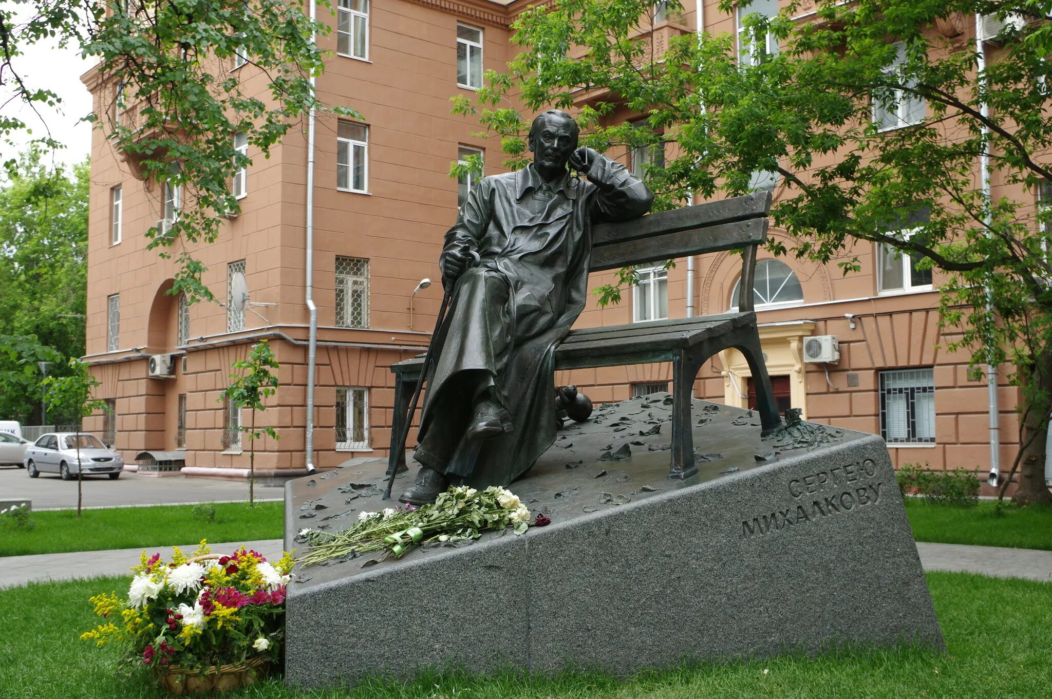 Памятник Сергею Михалкову (Москва, поварская улица). Памятник Сергею Михалкову на поварской. Памятник Михалкову в Москве на поварской улице.