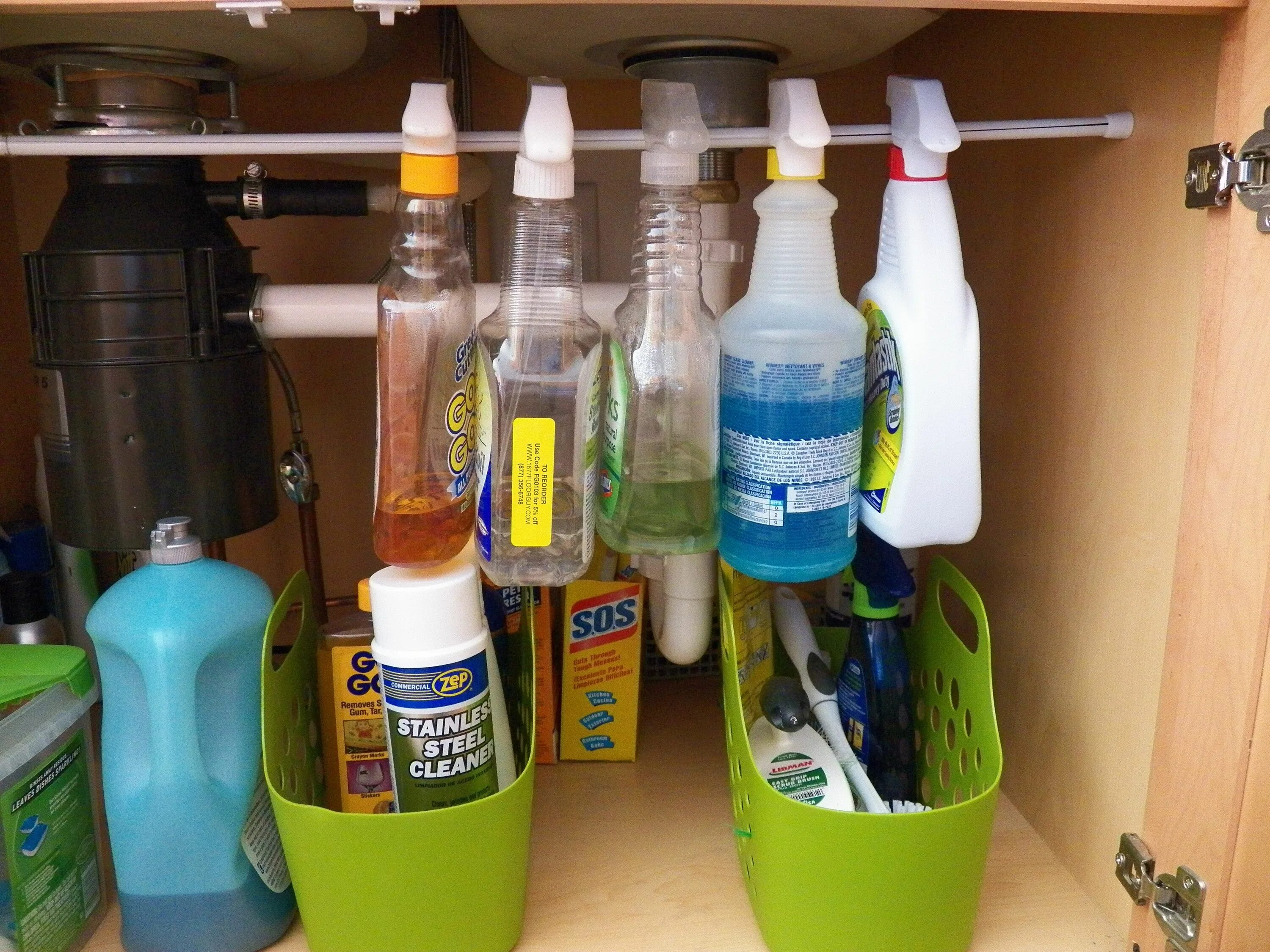 Чем можно мыть кухню. Шкафчик для бытовой химии. Органайзер для бытовой химии. Хранение бытовой химии. Пластиковые бутылки для моющих средств.
