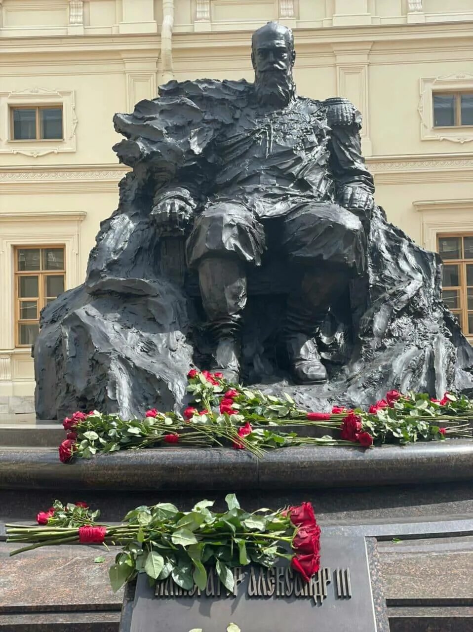 Памятник александру третьему. Памятник Александру III В Гатчине. Памятник императору Александру III Гатчина. Памятник Александру 3 в Гатчине о памятнике.