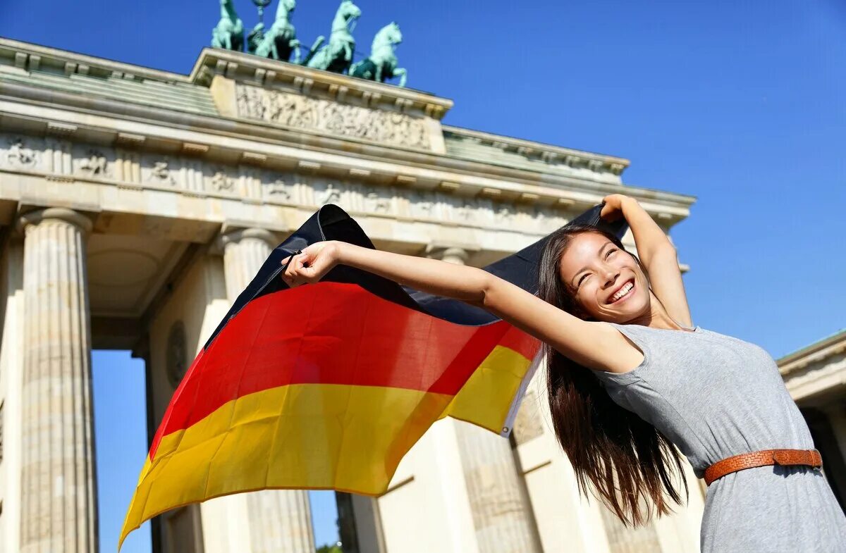 Жить в германию из россии. Девушка с флагом Германии. Германия люди. Человек с флагом Германии. Флаг Германии.