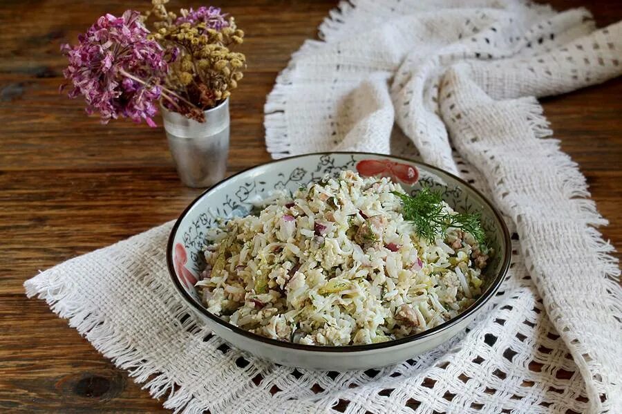 Салат с печенью трески с рисом. Рис с треской и салат. Салат с рисом и солеными огурцами. Салат из печени трески с рисом. Печень рис яйца