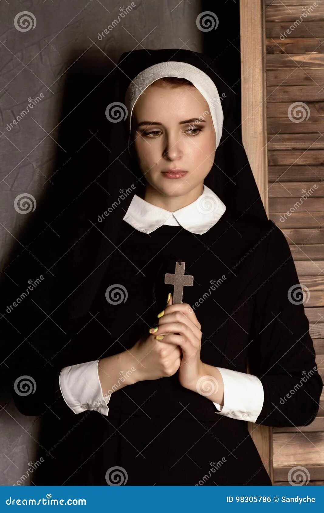 Одеяние монахини. Монашка с крестом. Монахиня с крестом. Монахиня молится. Монахиня софрония ческова.