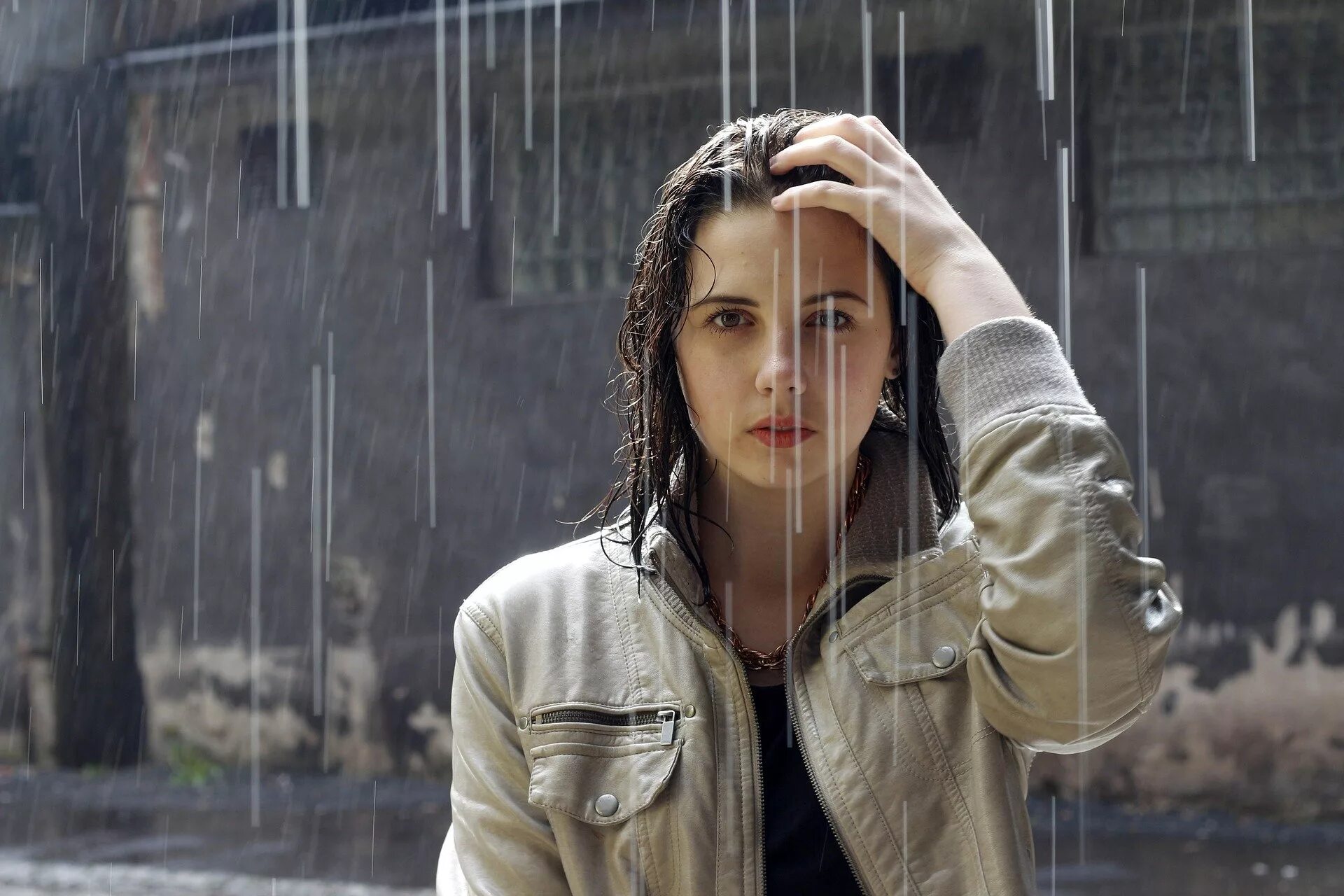 Rain фото. Девушка под дождем. Девушка дождь. Фотосессия с мокрыми волосами. Девочка под дождем.