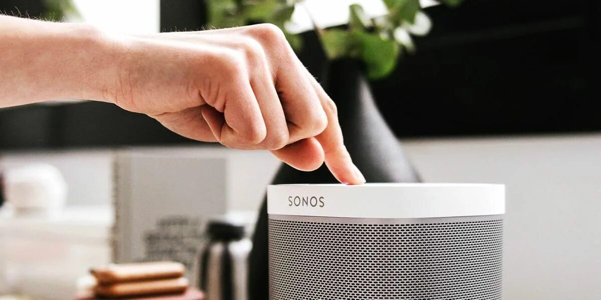 Умная колонка sonos era 300, черный. Sonos era 100. Sonos картинки. Sonos колонка в руке.