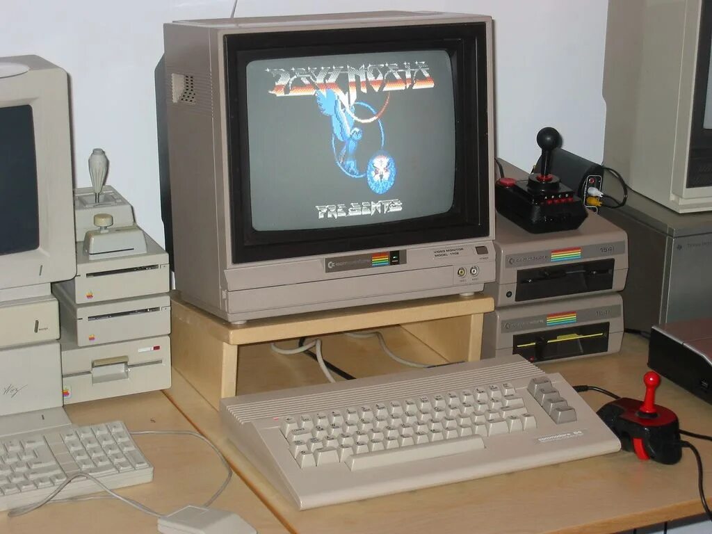Компьютеры 90 х годов. Commodore 64 PC. Commodore Vic-20 с монитором. PC XT Commodore 64. Commodore pc10-III.