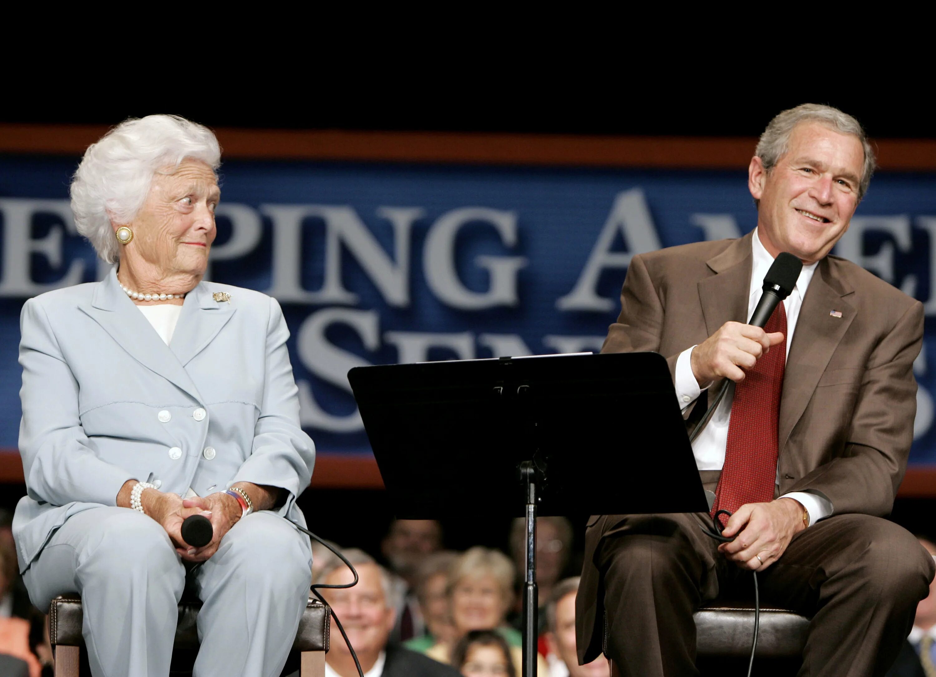 Жена джорджа буша старшего. Барбара Буше. Барбара Буш и Джордж Буш. Барбара Буш жена президента США. Джордж Буш старший и Барбара Буш.