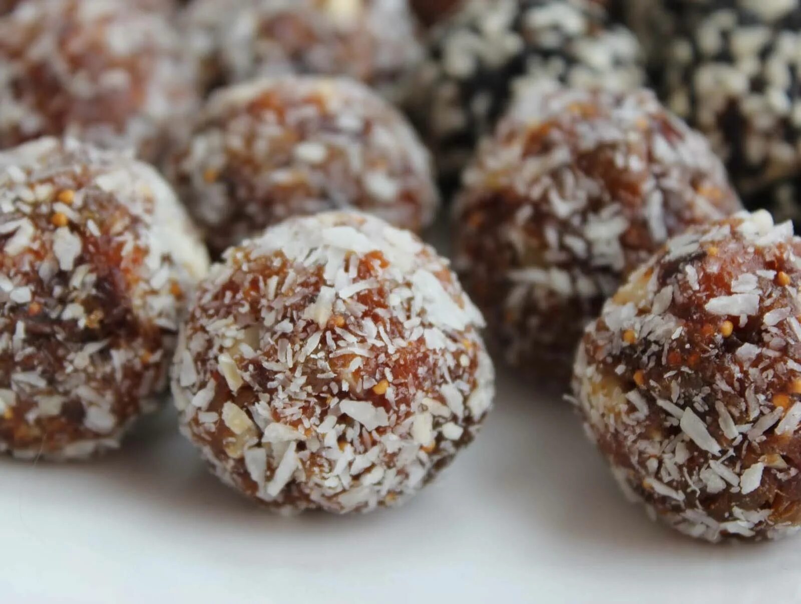 Домашние сладости. Сладости из орехов и сухофруктов. Кокосовое шарики рафаэлло. Домашние сладости рецепты. Пирожное "картошка".