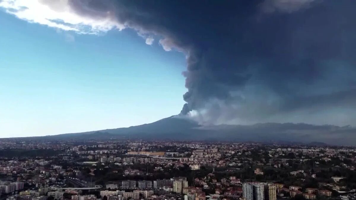 Где находится вулкан этна действующий или потухший. Вулкан Этна извержение 2022. Вулкан Этна в Италии. Этна Сицилия. Извержение вулкана Этна в Италии.