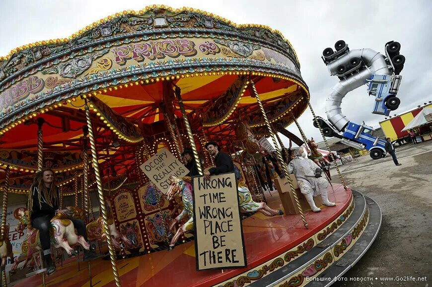 Развлечения художников. Бэнкси парк аттракционов. Бэнкси парк Dismaland. Дисмаленда Бэнкси. Бэнкси антидиснейленд.