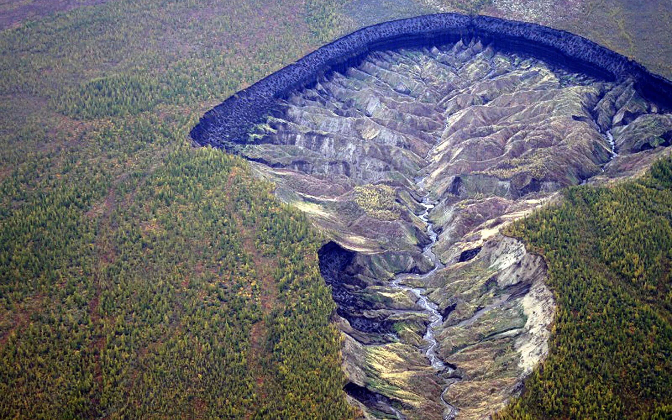 Самая большая земля в россии. Сибирский кратер Батагайка. Якутия Батагайский кратер. Термокарстовая впадина Батагайка. Батагайская термокарстовая котловина.