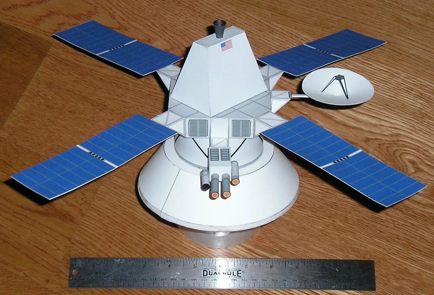 Как сделать космический аппарат. Модель космического корабля. Макет космического корабля. Космический аппарат из бумаги. Космический корабль поделка.
