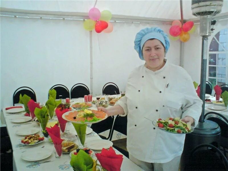 кухня ресторана с поварами. работа на банкет поваром. требуется повар на банкеты. работа на банкет поваром. Yocatering руслан.