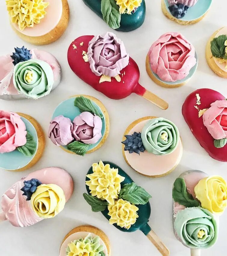 Кондитерские формы для украшения тортов. Пирожные с золотом. Украшение капкейков мастикой. Украшения для пирожных из крема. Украшение капкейков с золотом.